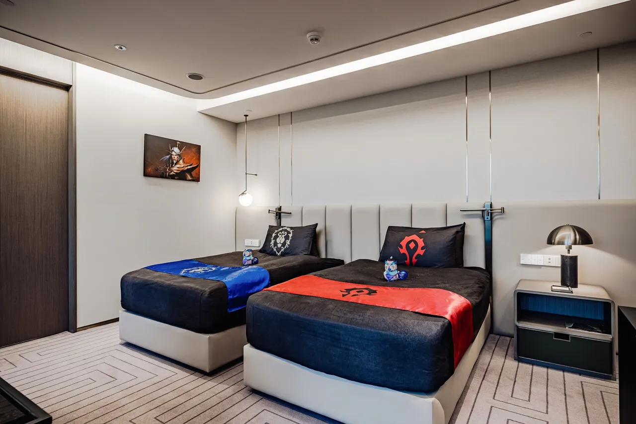 套房空间结合经典游戏元素，将《魔兽世界》的虚拟房间重现。台北汉来大饭店提供