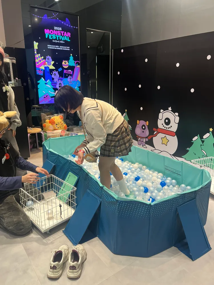 球池尋寶一把抱起海洋球，挑3個喜歡的選項馬上帶走。陳薇安攝