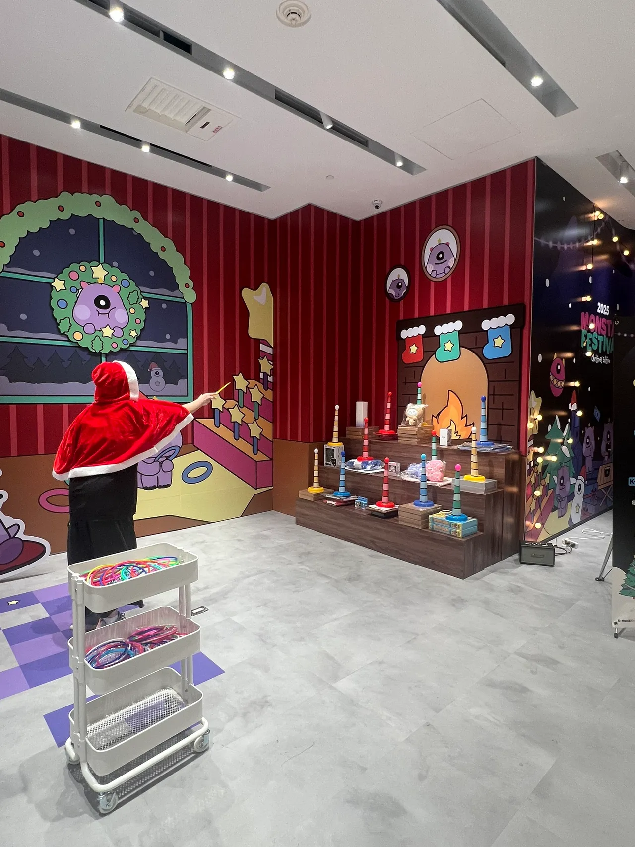 购票粉丝可玩一次套圈圈游戏，套中周边商品或专辑就能带回家。陈薇安摄