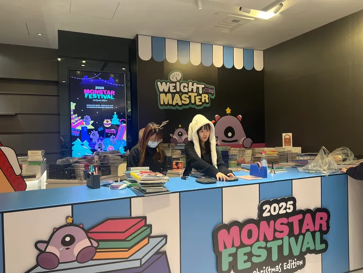 專輯重量挑戰，憑手感猜專輯中量。陳薇安攝