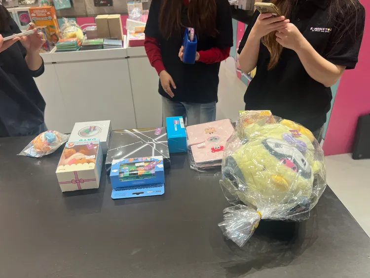 有粉絲抓到好幾樣周邊和手燈，加起來已超過購物袋1500元的價錢。陳薇安攝