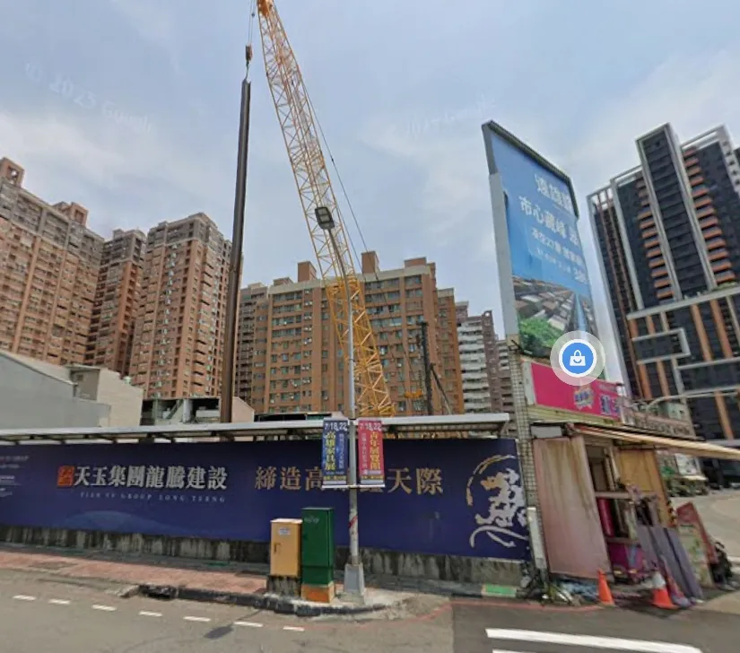 天玉集团「鑫天地3期」旁边有纸面屋店面，目前仍持续经营饮料店中。翻摄google map