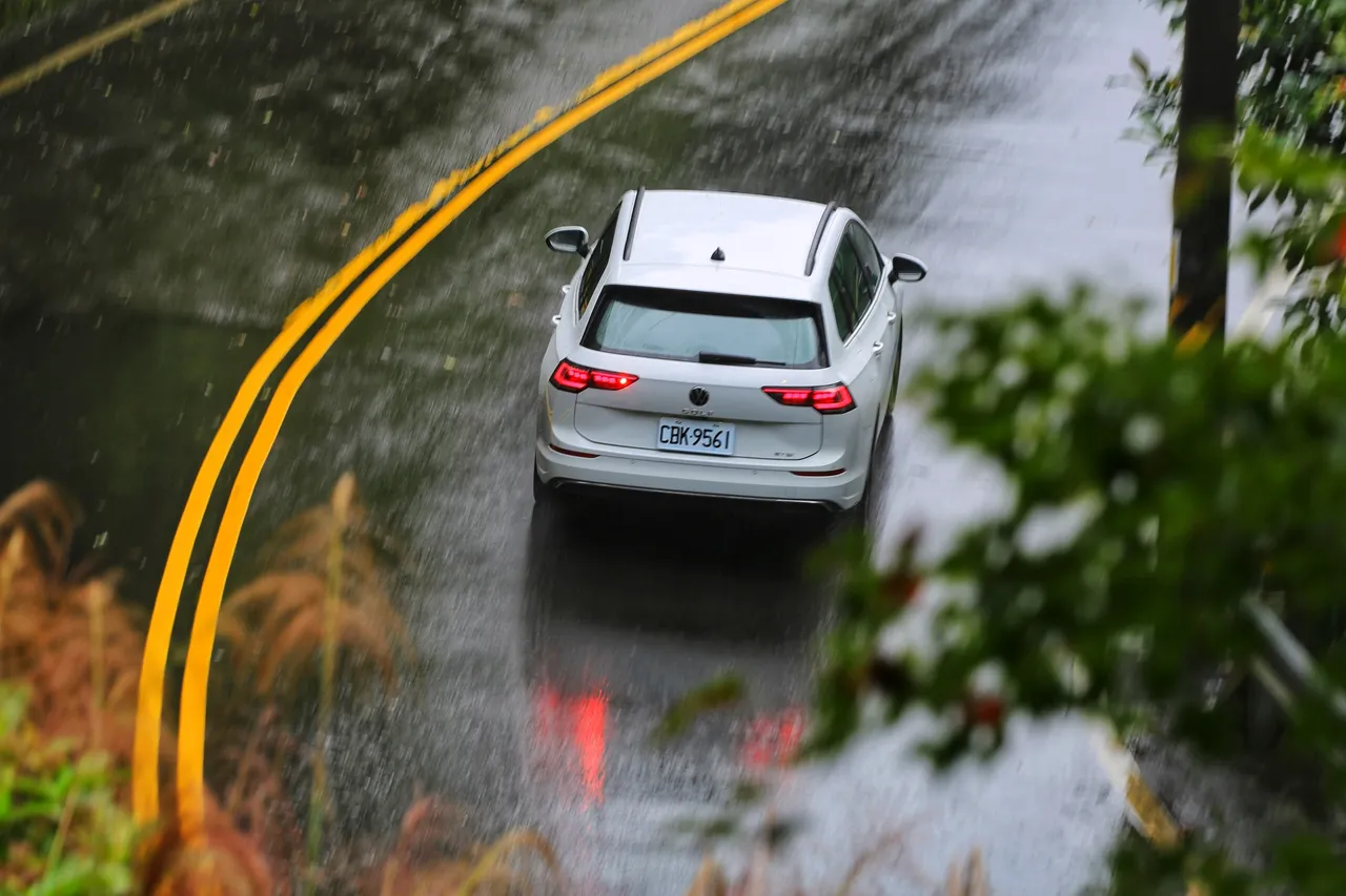 MQB平台底盘配备前麦花臣、后多连杆悬吊，转向手感清晰、车尾循迹扎实，弯中姿态稳定而舒适，充分体现传统德系车款的驾驭特质。林浩升摄