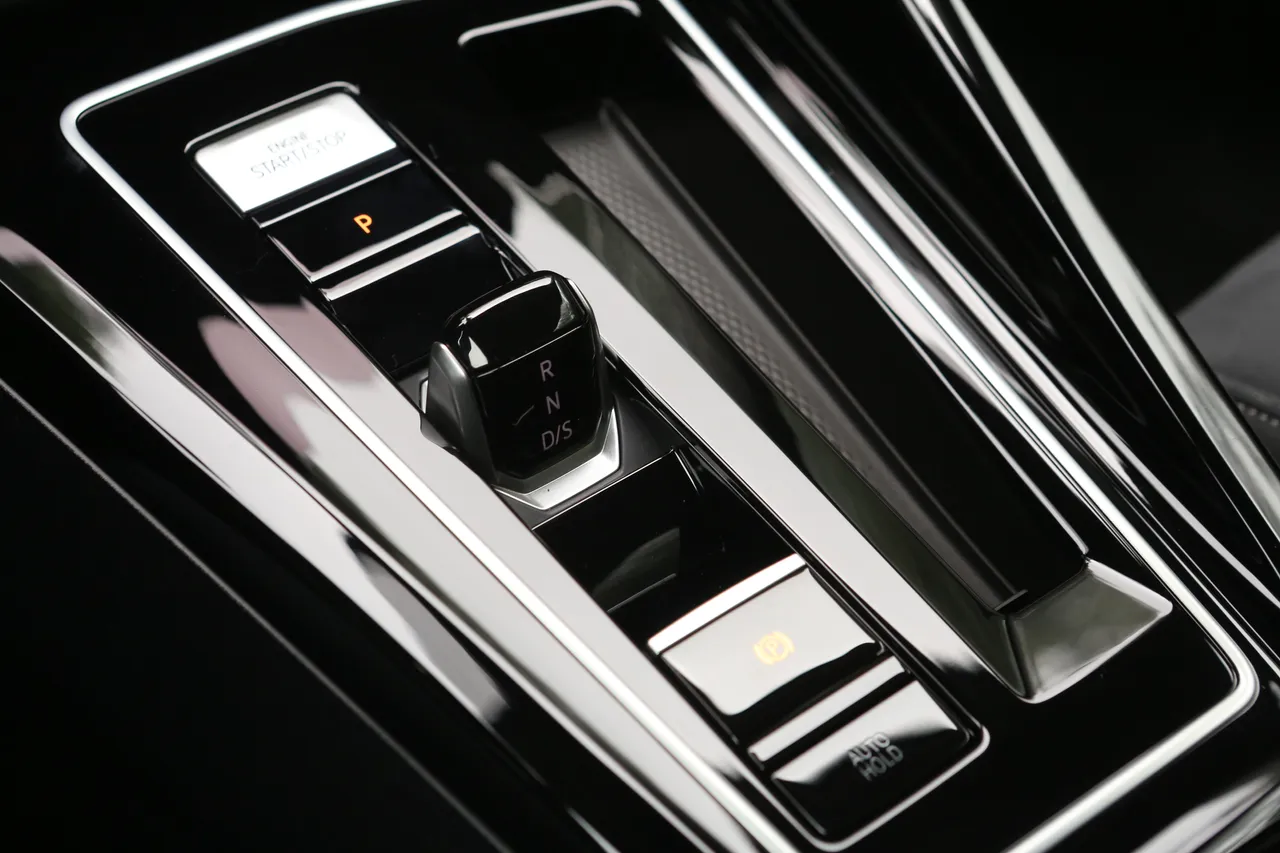 七速双离合器自手排变速箱，在Volkswagen集团多年使用下已有相当成熟的衔接品质，操作介面亦采用便利的电子线传拨杆。林浩升摄