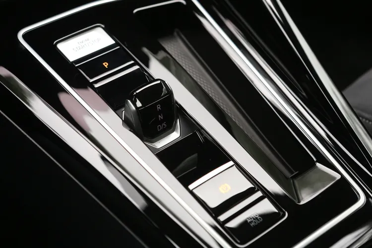 七速雙離合器自手排變速箱，在Volkswagen集團多年使用下已有相當成熟的銜接品質，操作介面亦採用便利的電子線傳撥桿。林浩昇攝