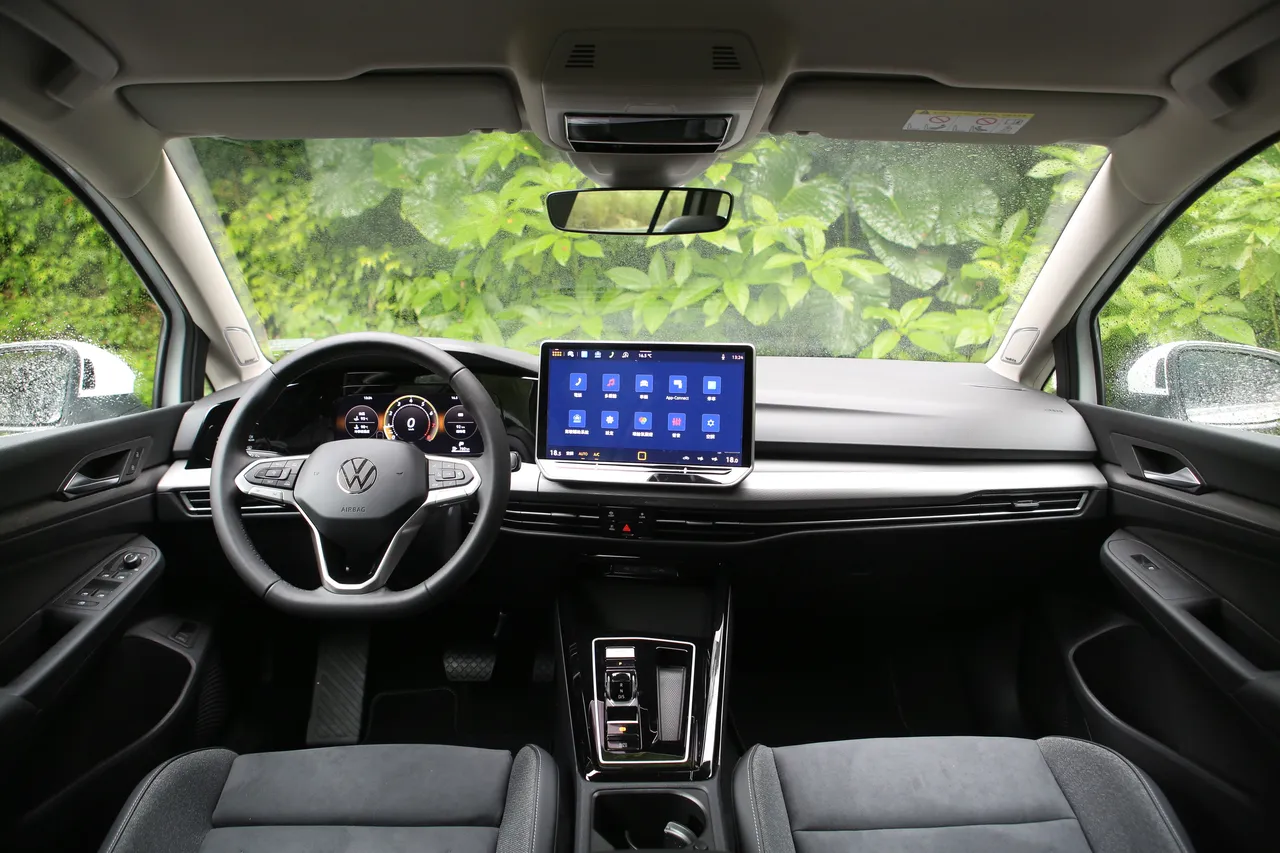 车内以12.9吋Discover Pro中控萤幕结合10.25吋数位仪表、HUD投影式抬头显示器，打造直觉一致的新世代数位座舱。林浩升摄