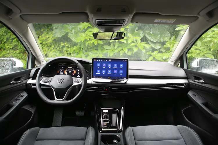 車內以12.9吋Discover Pro中控螢幕結合10.25吋數位儀錶、HUD投影式抬頭顯示器，打造直覺一致的新世代數位座艙。林浩昇攝