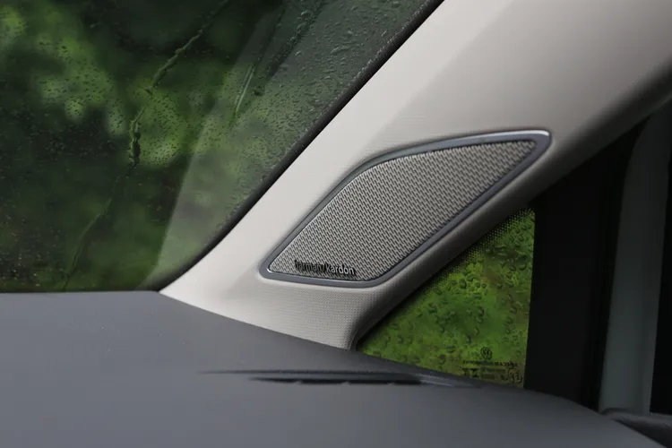 標配的Harman Kardon音響音場鋪陳自然，低頻不浮誇、中高頻清晰耐聽，不論是通勤時的背景音樂，或長途旅行播放熟悉的歌單，都能讓車室維持舒服、不疲勞的聆聽氛圍。林浩昇攝