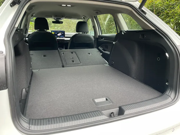 行李廂標準容量為611公升，透過後座椅背傾倒打平空間可擴增至1642公升，輕鬆容納露營裝備或大型行李。林浩昇攝