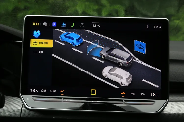 Golf Variant配備IQ.DRIVE智能駕駛輔助，整合全速域ACC、車道維持、盲點偵測與前方碰撞預警，提供完整Level 2半自動駕駛能力。林浩昇攝