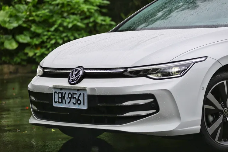 標配的IQ.LIGHT智慧燈組透過自動光型調整功能讓夜間行車更精準，辨識度與安全感同步提升。林浩昇攝