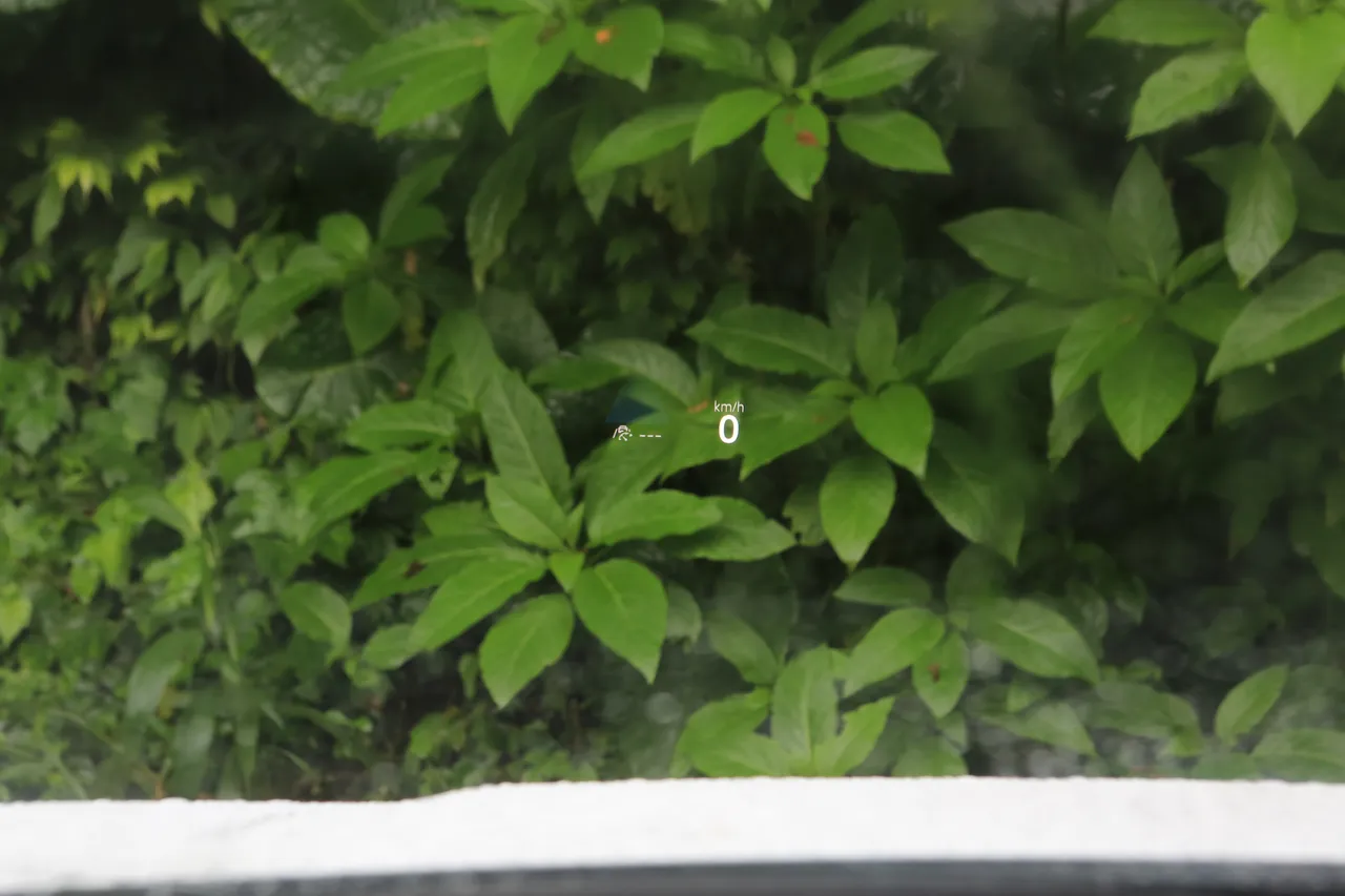 HUD投影式抬头显示器拥有清晰的行车资讯内容。林浩升摄