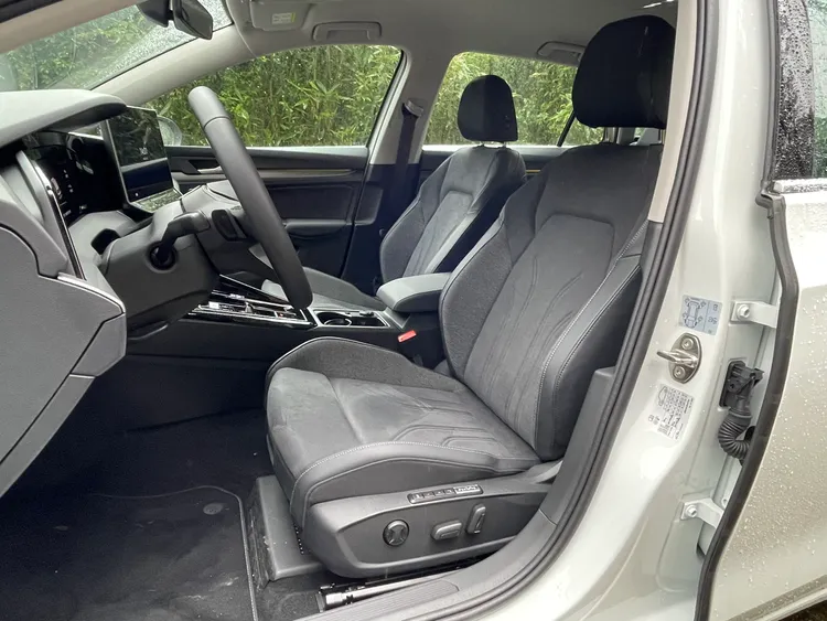 前座駕駛席具備電動調整、座椅記憶與按摩功能，開門上車時座椅會自動後退，貼心設計讓進出車室更加從容。林浩昇攝