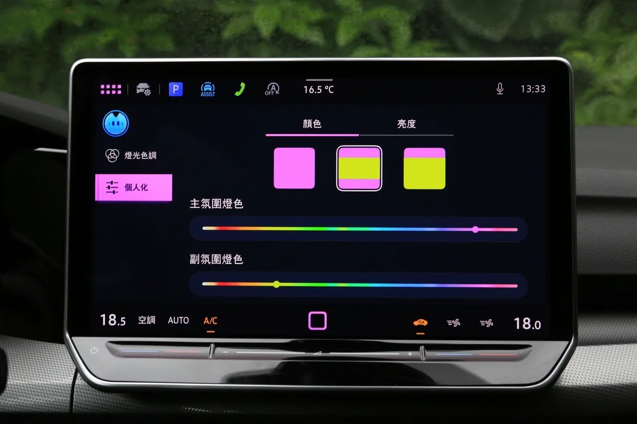30色气氛灯配置还有上下层分区调整，可任意搭配喜爱的色调。林浩升摄