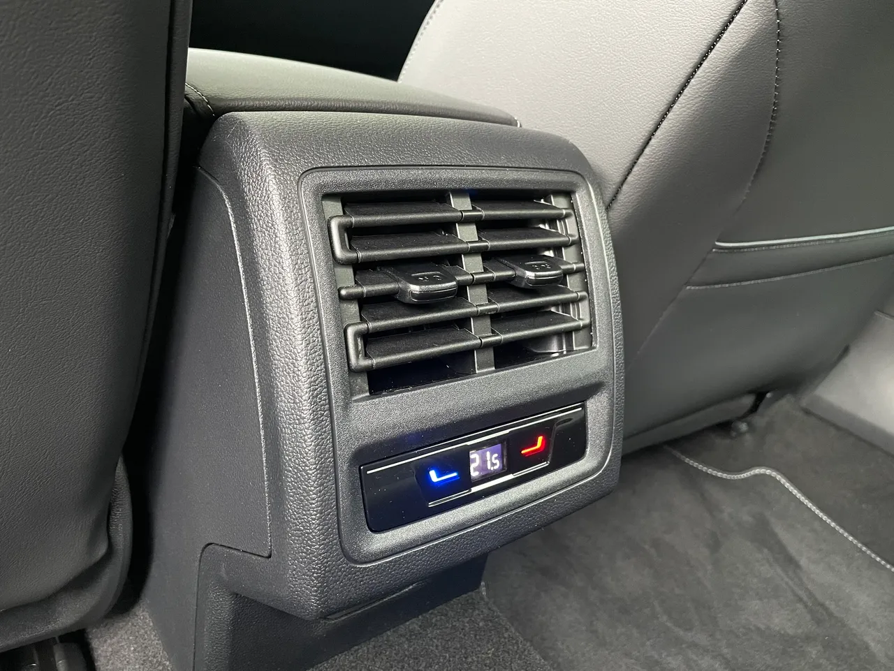 后座同样配置三区恒温空调，并提供两组 Type-C 充电插孔，让后排乘客在长途行程中也能维持舒适与便利。林浩升摄