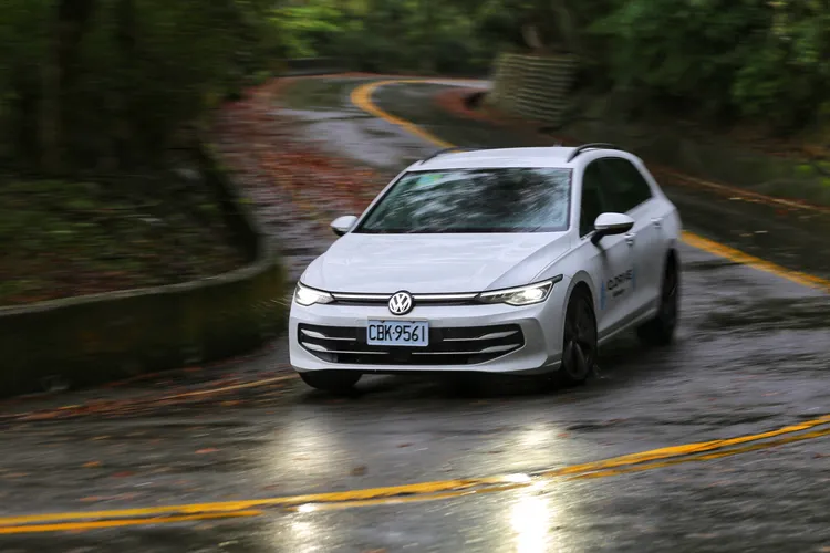 Golf Variant 280 eTSI低速起步順暢、高速巡航沉穩，市區與山路駕馭都能感受到線性動力與精準油門反饋。林浩昇攝