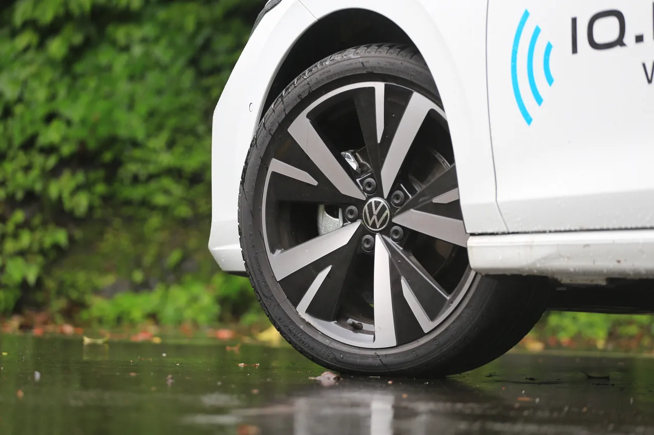 Style车型标配18吋铝合金轮圈，搭配225/40R18配胎设定，在视觉质感与行路稳定性之间取得良好平衡。林浩升摄