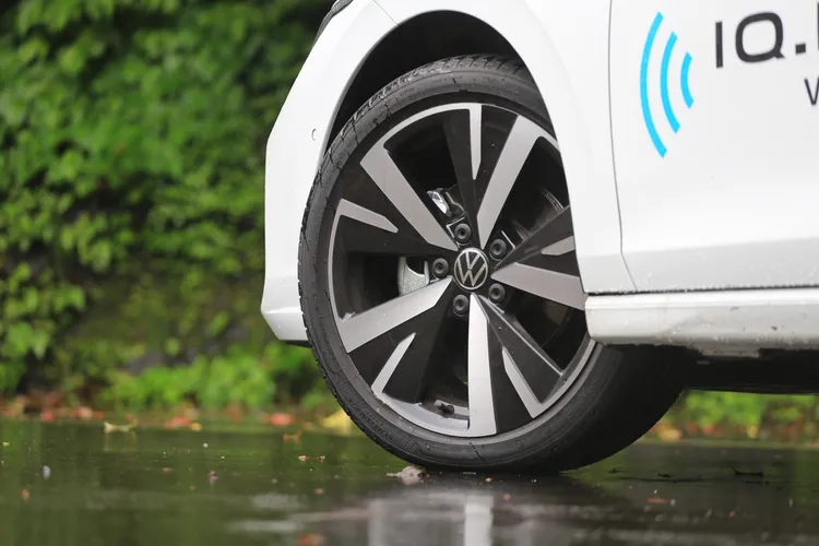 Style車型標配18吋鋁合金輪圈，搭配225/40R18配胎設定，在視覺質感與行路穩定性之間取得良好平衡。林浩昇攝