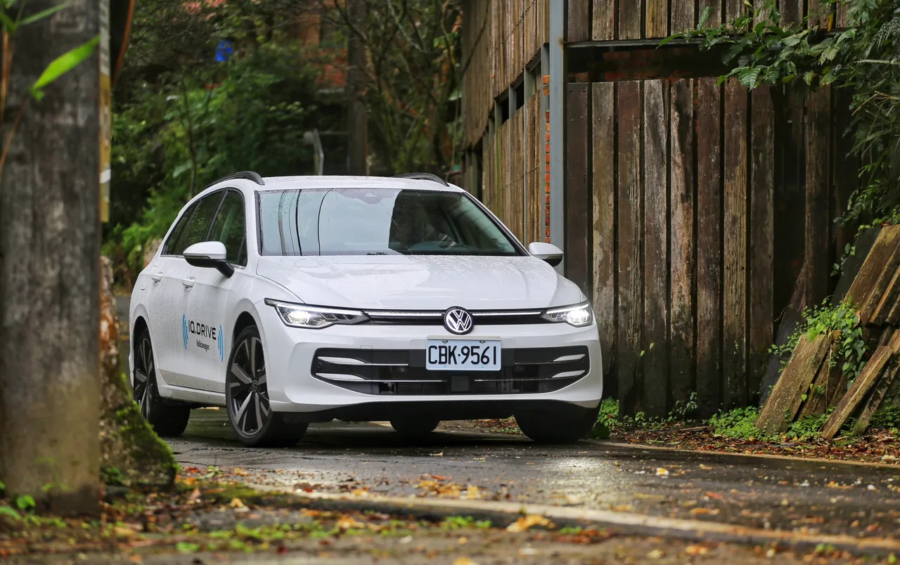 Golf Variant首度导入发光厂徽定位灯，结合贯穿式车头光条，夜间辨识度与科技感同步提升。林浩升摄