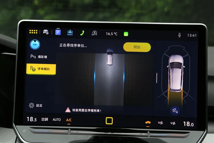 Park Assist Plus可自動偵測車位並協助停車，是駕駛在市區穿梭的好幫手。林浩昇攝