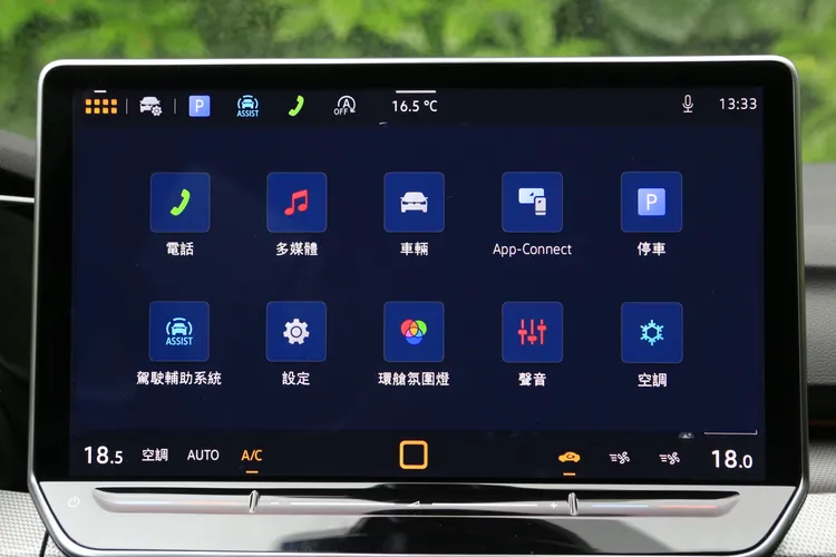 中控螢幕搭載新世代MIB4系統，整合中文智慧語音助理、全中文介面、原廠中文導航與無線Apple CarPlay／Android Auto，操作流暢直覺，日常使用相當便利。林浩昇攝