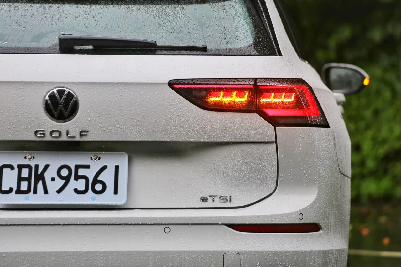 车尾换上全新3D几何层次尾灯，结合序列式动态转向指示灯，夜间光影流动更具立体感，也与车头灯组语汇形成一致的科技识别。林浩升摄