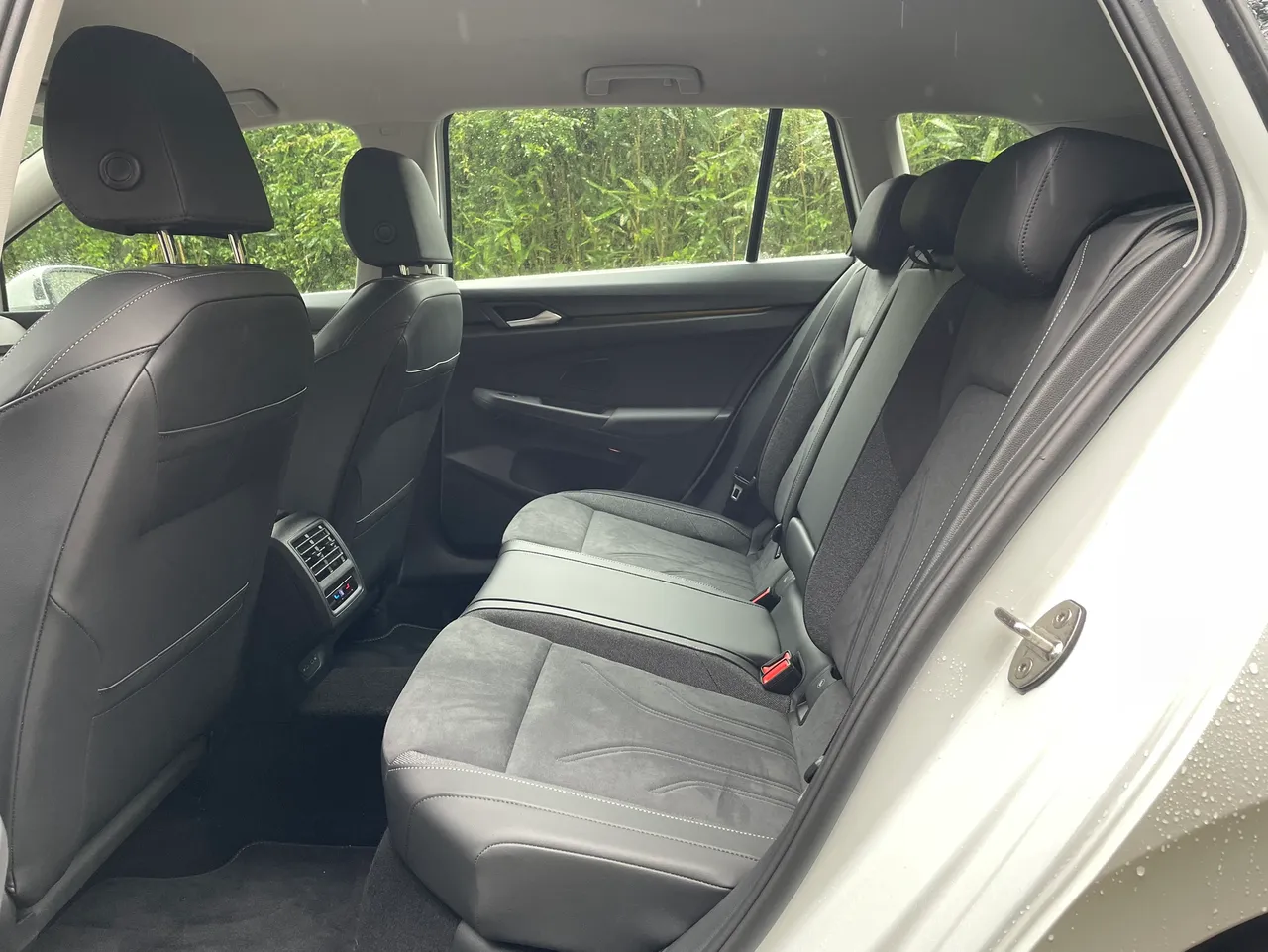 后座空间较五门掀背版明显放大，尤其膝部余裕更为宽裕，长途乘坐时能有效降低疲劳感，对家庭出游特别有感。林浩升摄