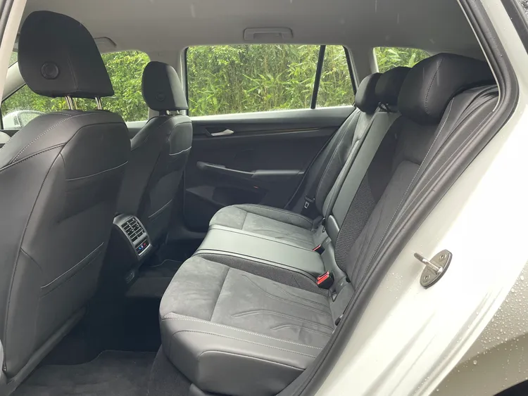 後座空間較五門掀背版明顯放大，尤其膝部餘裕更為寬裕，長途乘坐時能有效降低疲勞感，對家庭出遊特別有感。林浩昇攝