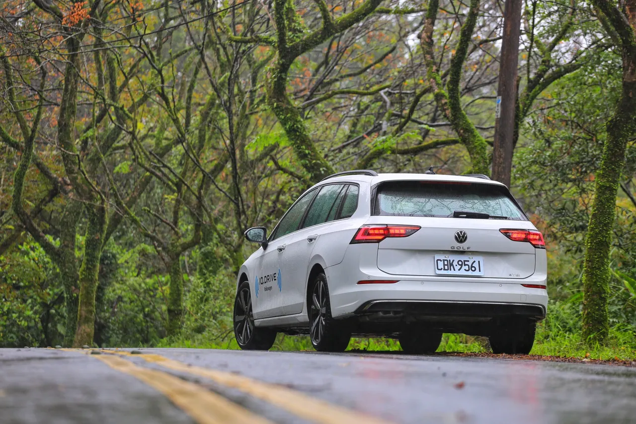 4,638mm车长、2,669mm轴距让Golf Variant勾勒出沉稳而优雅的比例，展现德系旅行车特有的成熟气质。林浩升摄