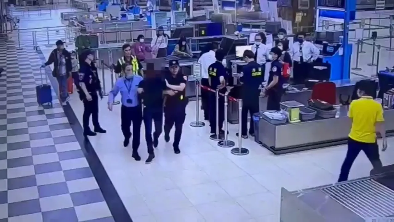 高雄国际机场发生外籍旅客拒验行李，航警紧急逮捕。翻摄画面