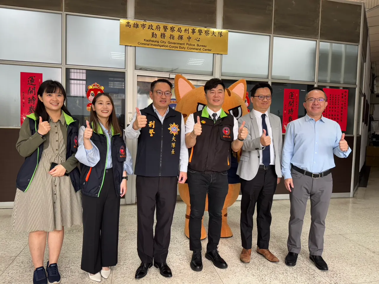 高市刑大攜手橋檢、犯罪被害人保護協會橋頭分會，共同推出「刑事貓咪小隊」反詐騙 LINE 貼圖。翻攝畫面