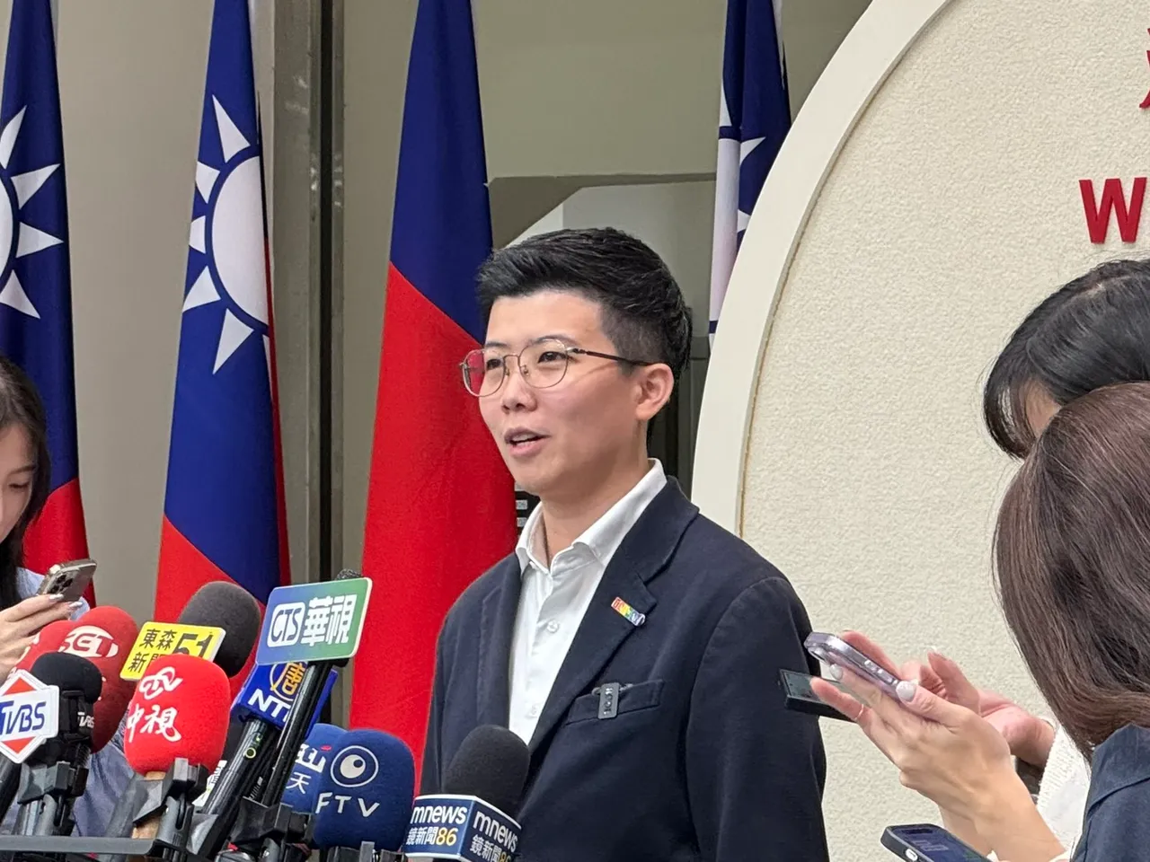 中国小粉红被电爆！直播call in讨故宫　苗博雅：国民党也还你们？