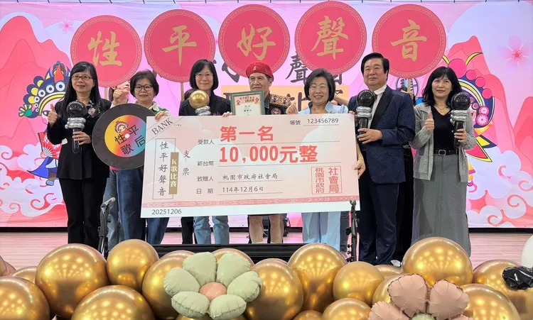 現場頒獎。社會局提供