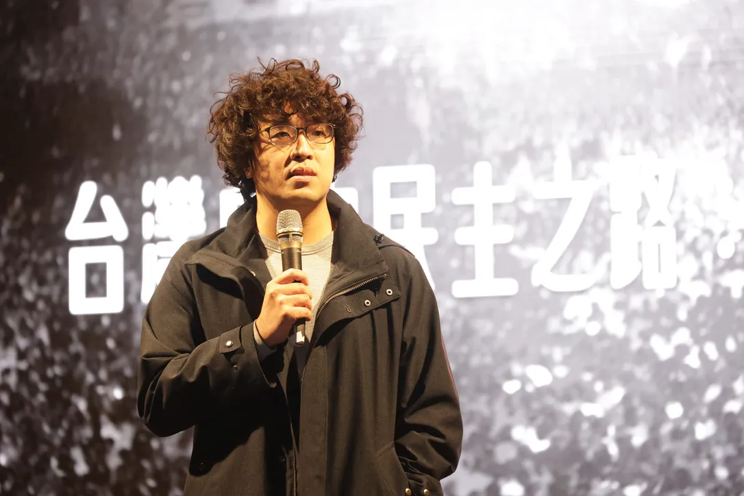 立委沈伯洋建议随身携带止血带练习自保。翻摄《沈伯洋》粉专