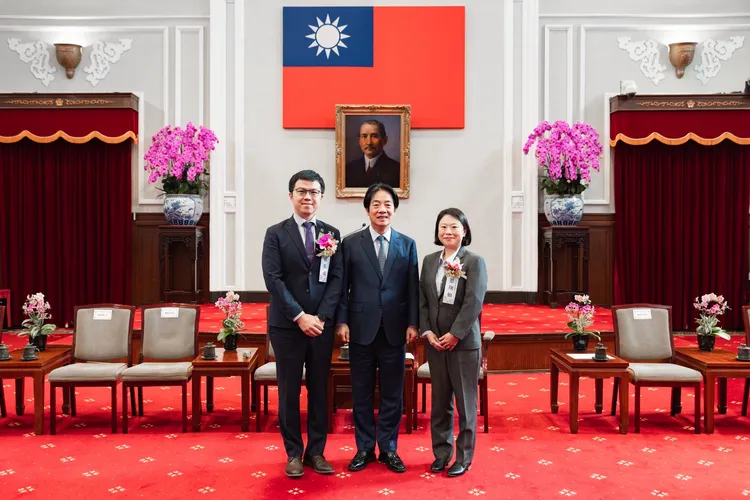 昶瑞机电董事长蔡翔如（右）与昶瑞机电总经理杨伟成（左）获国家级肯定，并获总统赖清德接见（中）。昶瑞机电提供