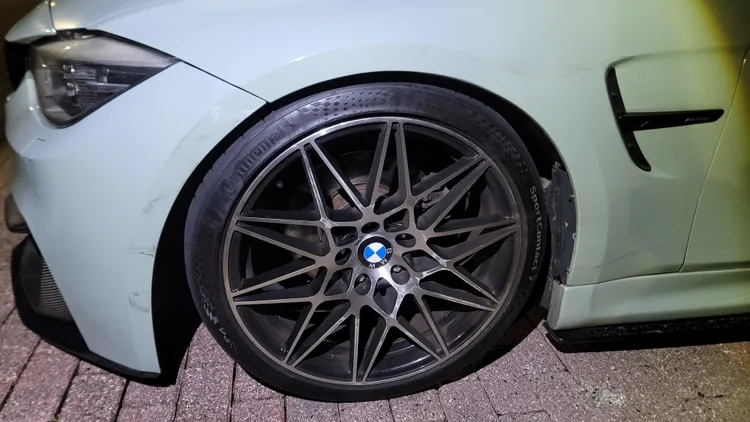 高女騎車摔車擦撞夏女車輛後卻未停下報警，被依法開罰。翻攝畫面