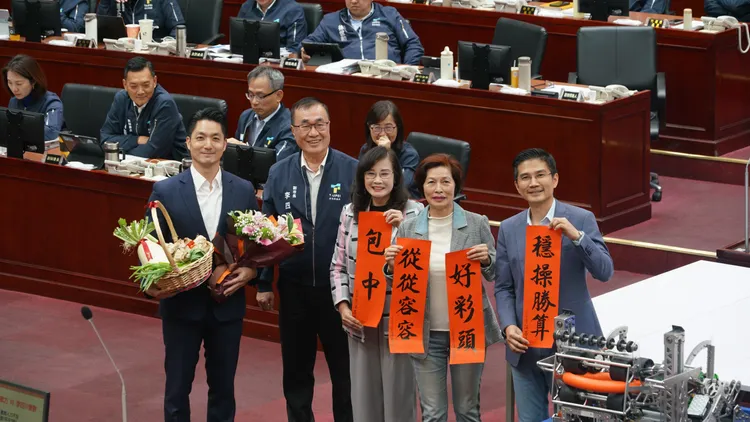 議場送禮環節笑料不斷。曾獻瑩議員辦公室提供