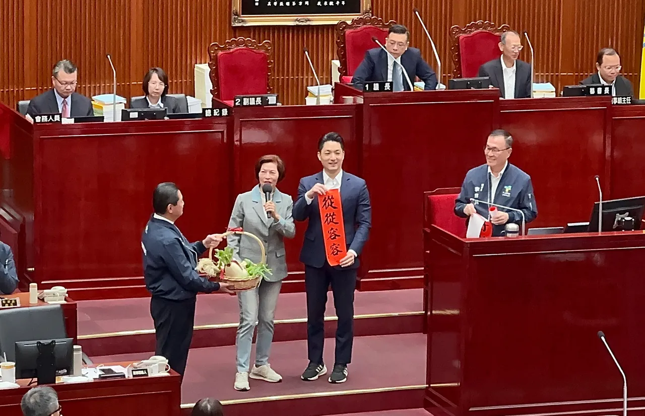 抽春联笑谈选战！被问是否替李四川站台　蒋万安这样说