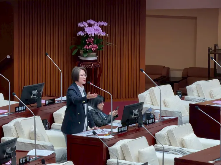 林延鳳追問蔣萬安助理費立場，兩人互相逼問「打不打電話？」。林延鳳議員辦公室提供