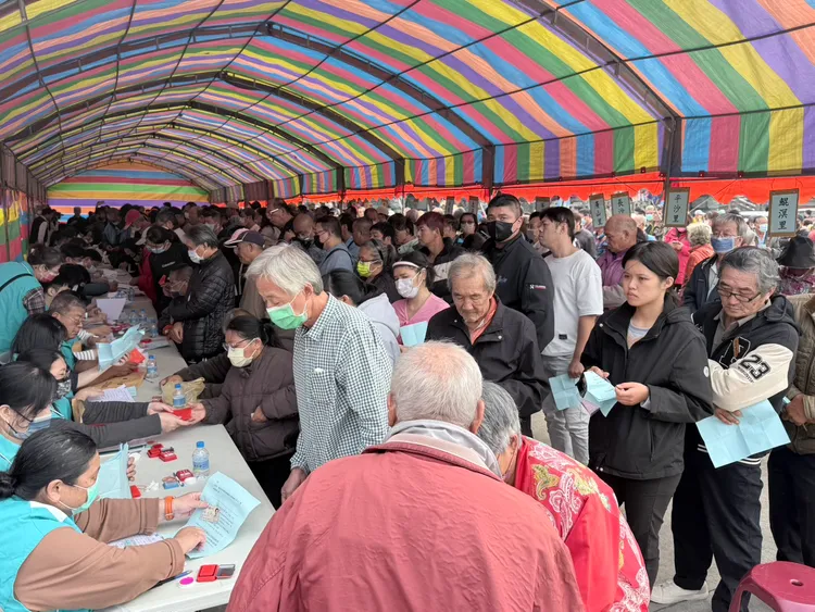 今天一早北門仁安宮就擠滿排隊的弱勢戶。莊曜聰攝