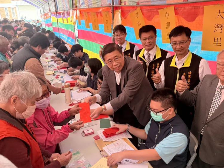 侯博明不只捐款，每年都會到場替弱勢戶加油打氣，希望能栽培下一代、改善生活。莊曜聰