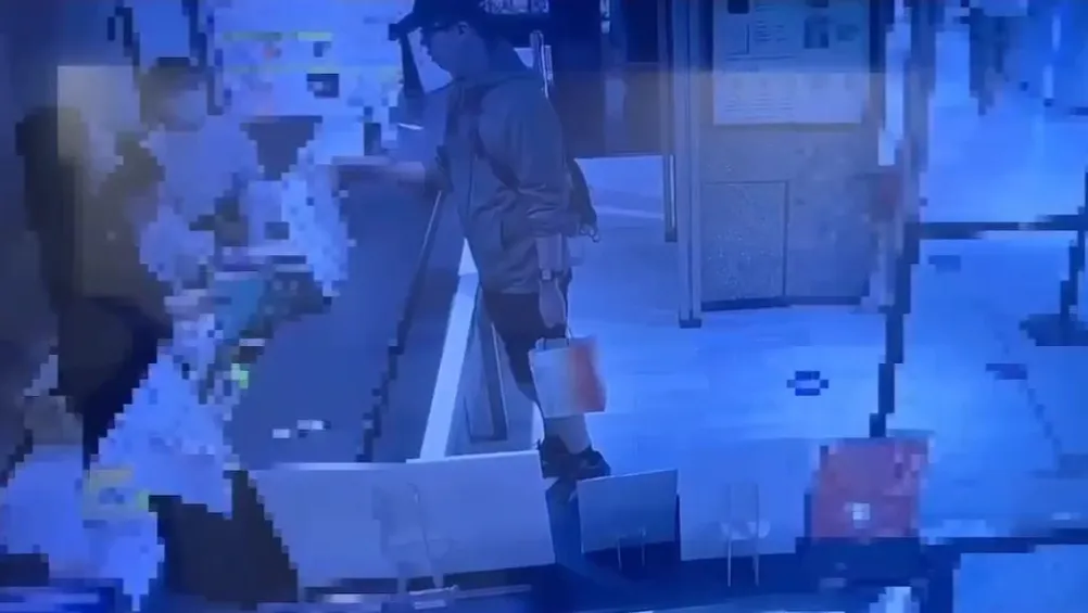 张文前往诚品服务台咨询。翻摄画面