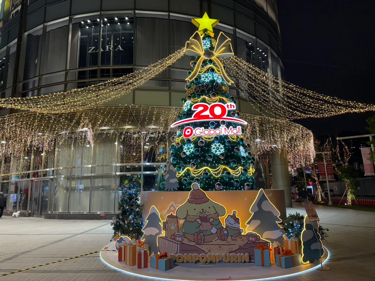 全台最大「布丁狗圣诞树」亮相！百货推免费电影票、拉面买1送1