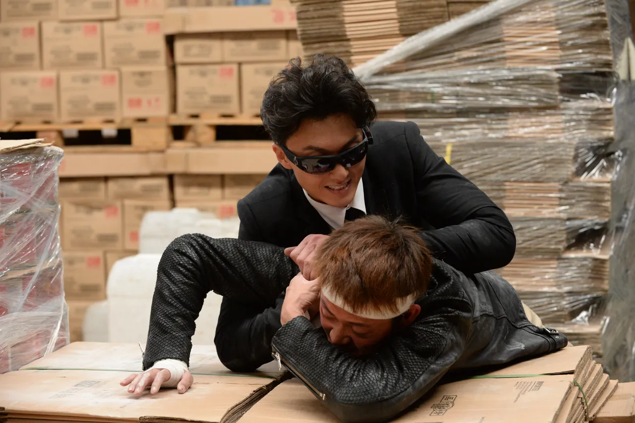 王浩信在剧中即使眼盲，依然反应敏捷、身手俐落，完全不被限制所击倒。年代提供