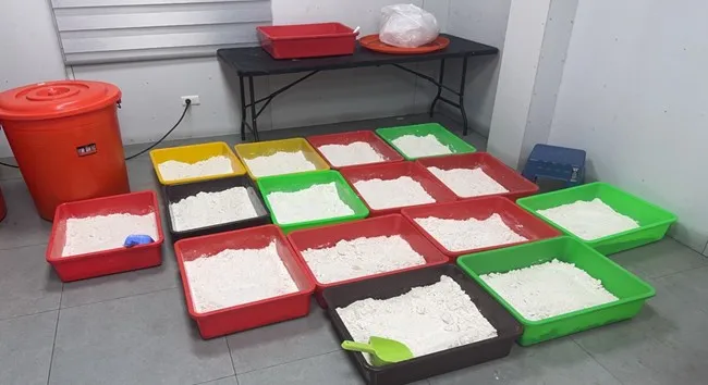 警方查获大量安毒原料。翻摄画面