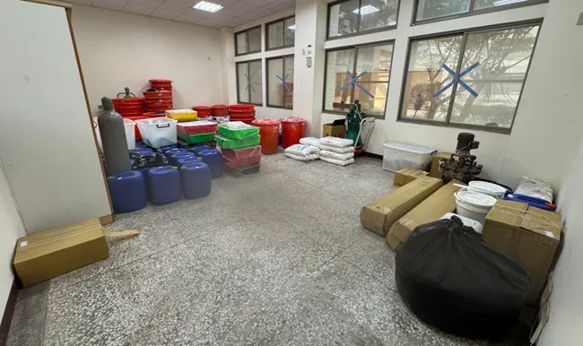 警方破获制毒工厂。翻摄画面