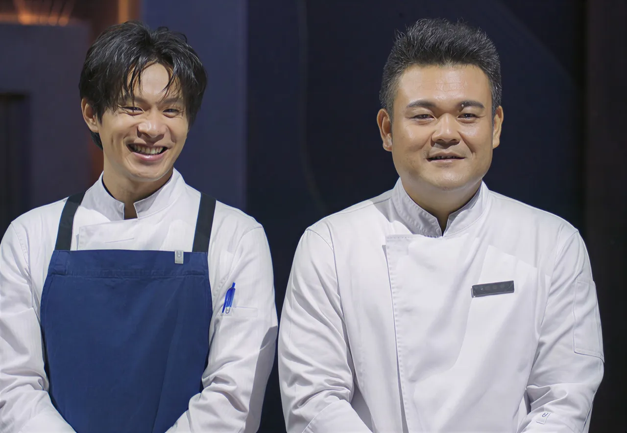 姚淳耀（左）与陈勇孝端出一道「快要失传的老台菜」。华视提供