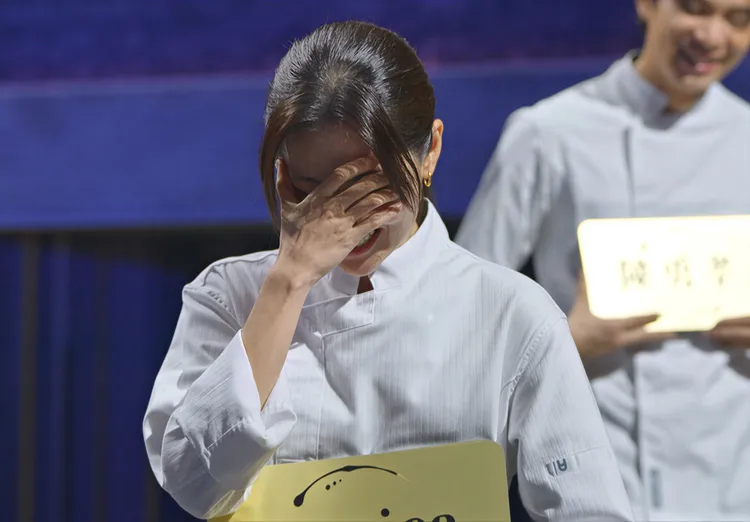 林予晞假裝拭淚。華視提供