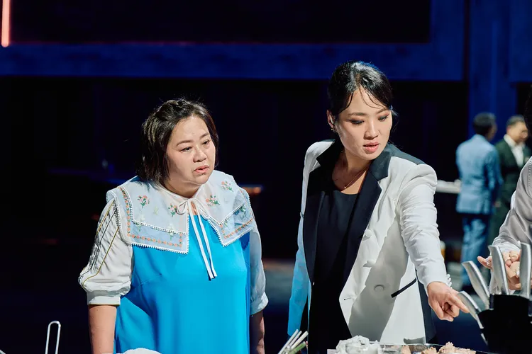 「港點女王」鄭智善（右）擔任評審，左為主持人鍾欣凌。華視提供