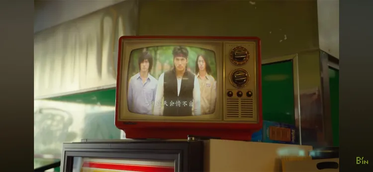 新歌《恆星不忘Forever Forever》MV，電視機上出現的《流星花園》畫面，也沒有朱孝天。翻攝相信音樂YT